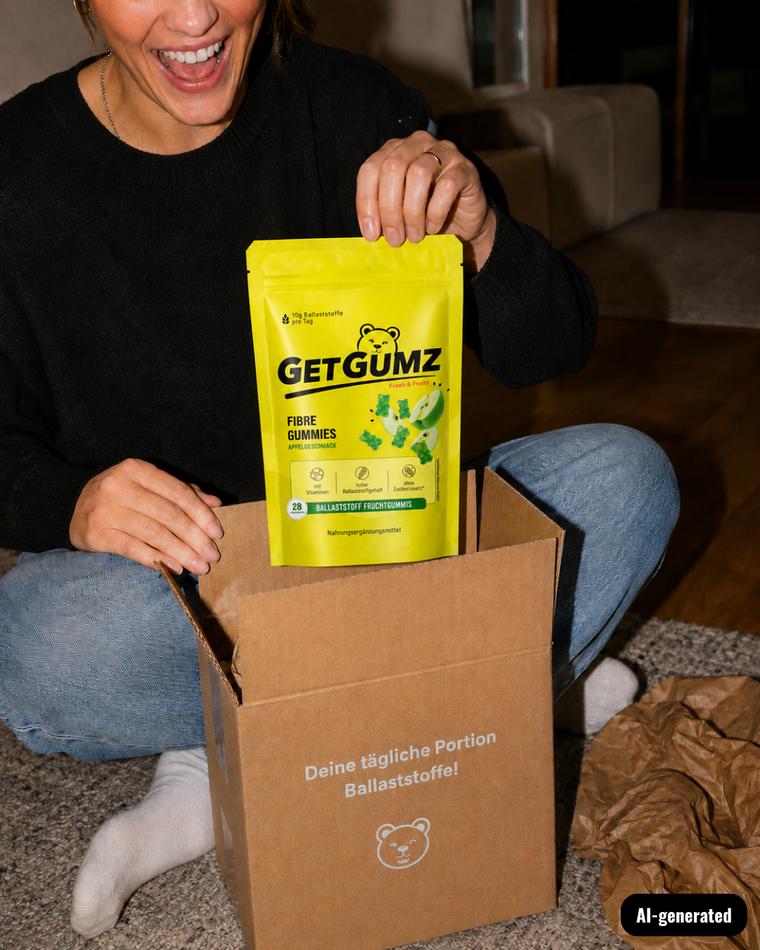 KI-generierte Darstellung: Frau hält Packung GetGumz Ballaststoff-Fruchtgummi und nimmt sie aus einem Versandkarton